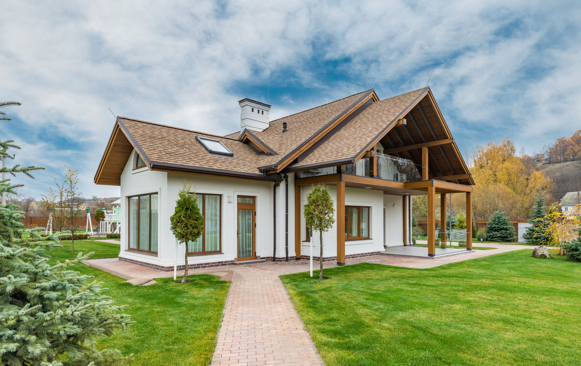 House with view of front lawn